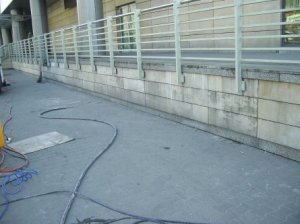 Carrefour Wileńska - widok w trakcie wykonania czyszczenia elewacji i posadzki